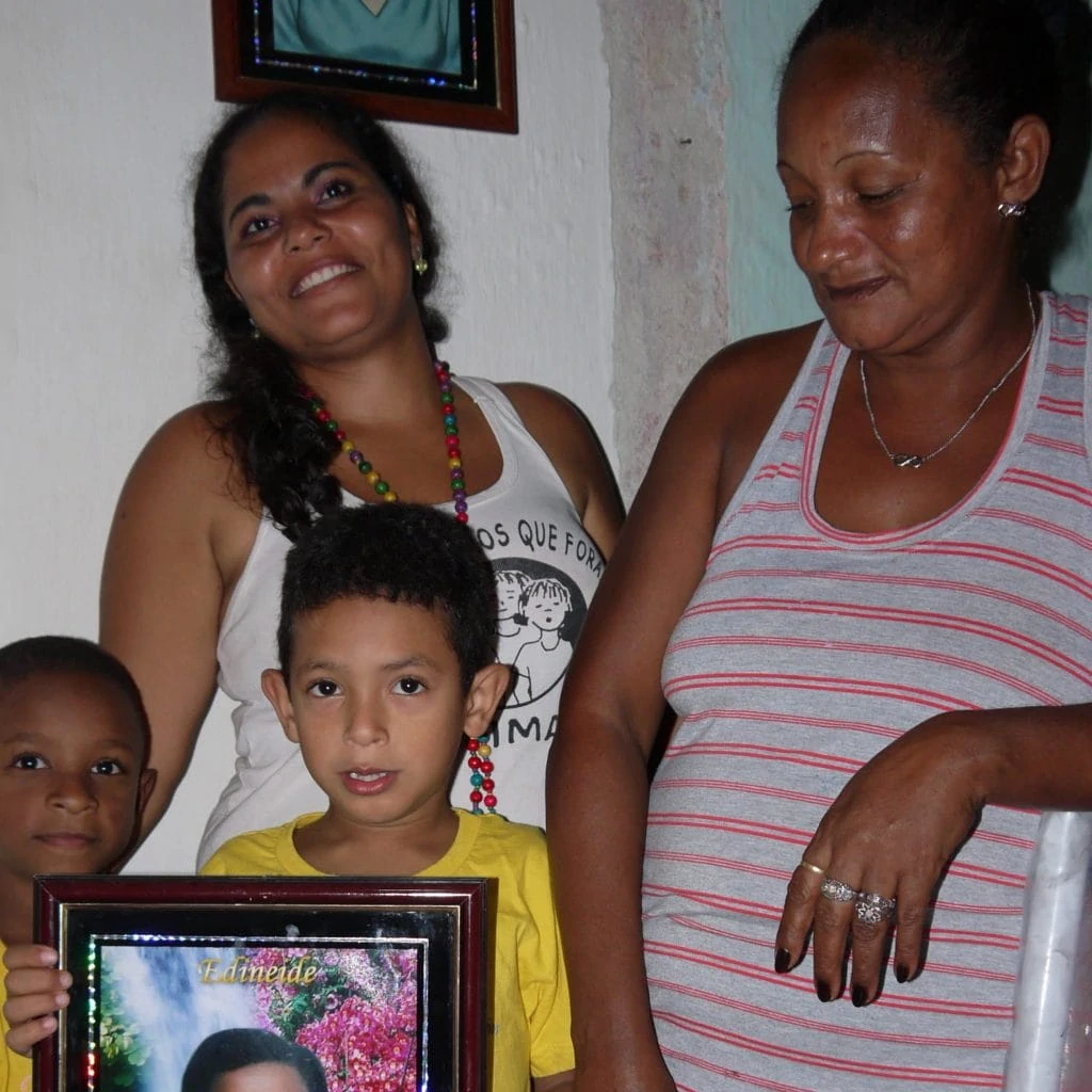 Eine Familie zeigt das Foto ihrer getöteten Tochter und Schwester.