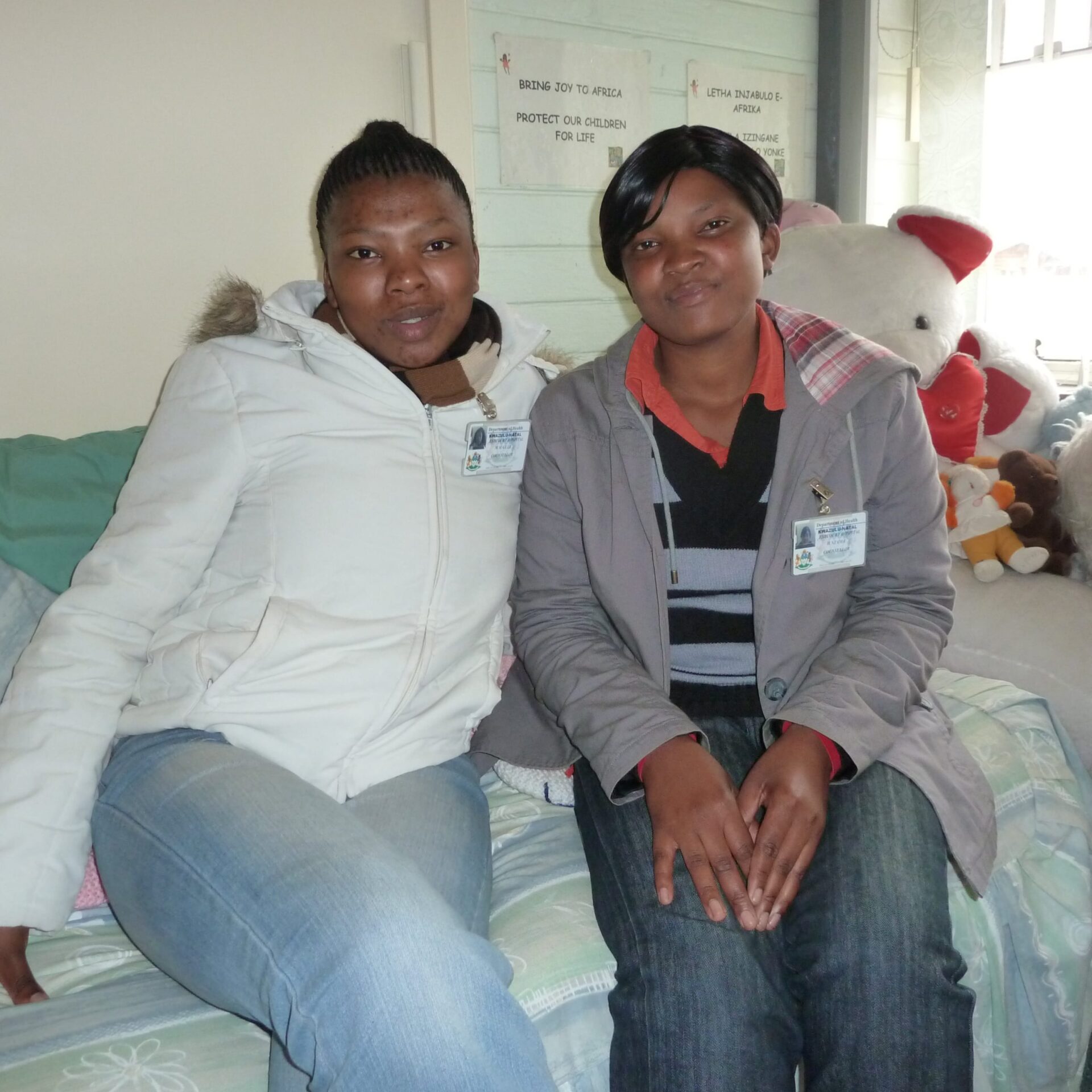 Nondumiso Gule (l.) und Haniffa Nzama (r.) von der südafrikanischen Organisation LifeLine betreuen im von ihnen aufgebauten Krisenzentrum von sexueller Gewalt betroffene Menschen.