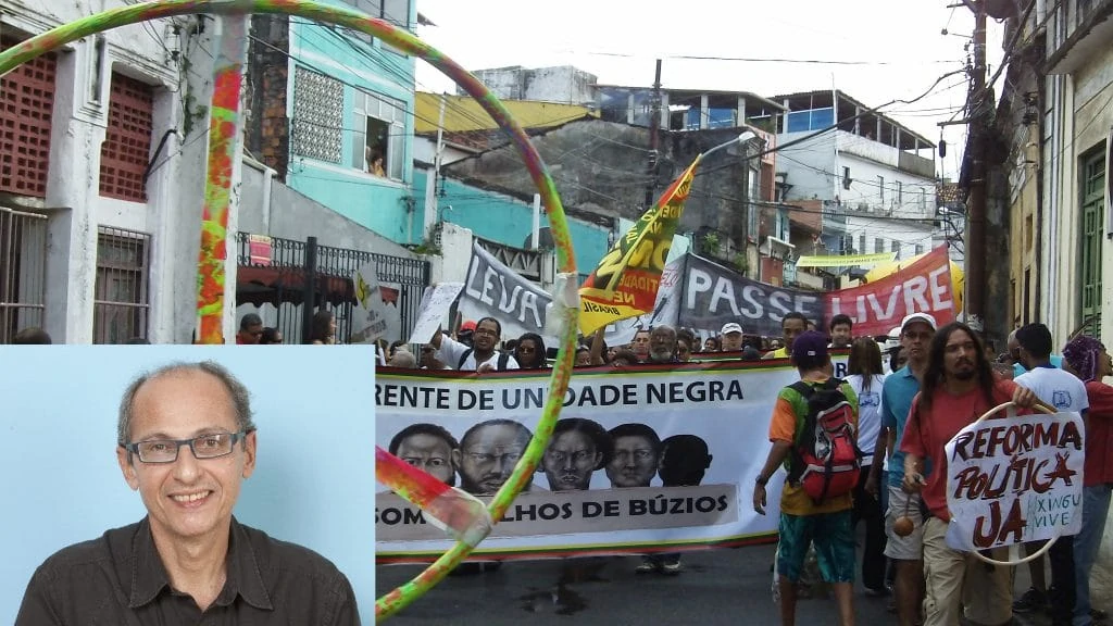 Ein Demonstrationszug auf den Strassen einer Favela