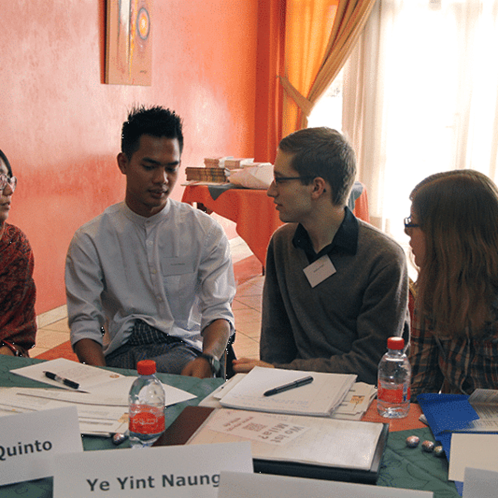 Vier Jugendliche diskutieren die Zukunft der Kampagne am zweiten Treffen von Destination Unknown.