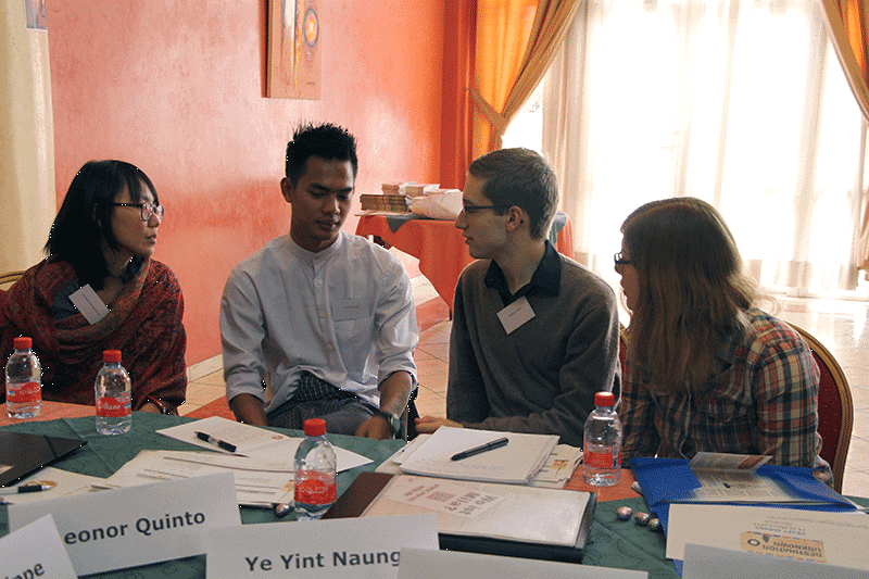 Vier Jugendliche diskutieren die Zukunft der Kampagne am zweiten Treffen von Destination Unknown.