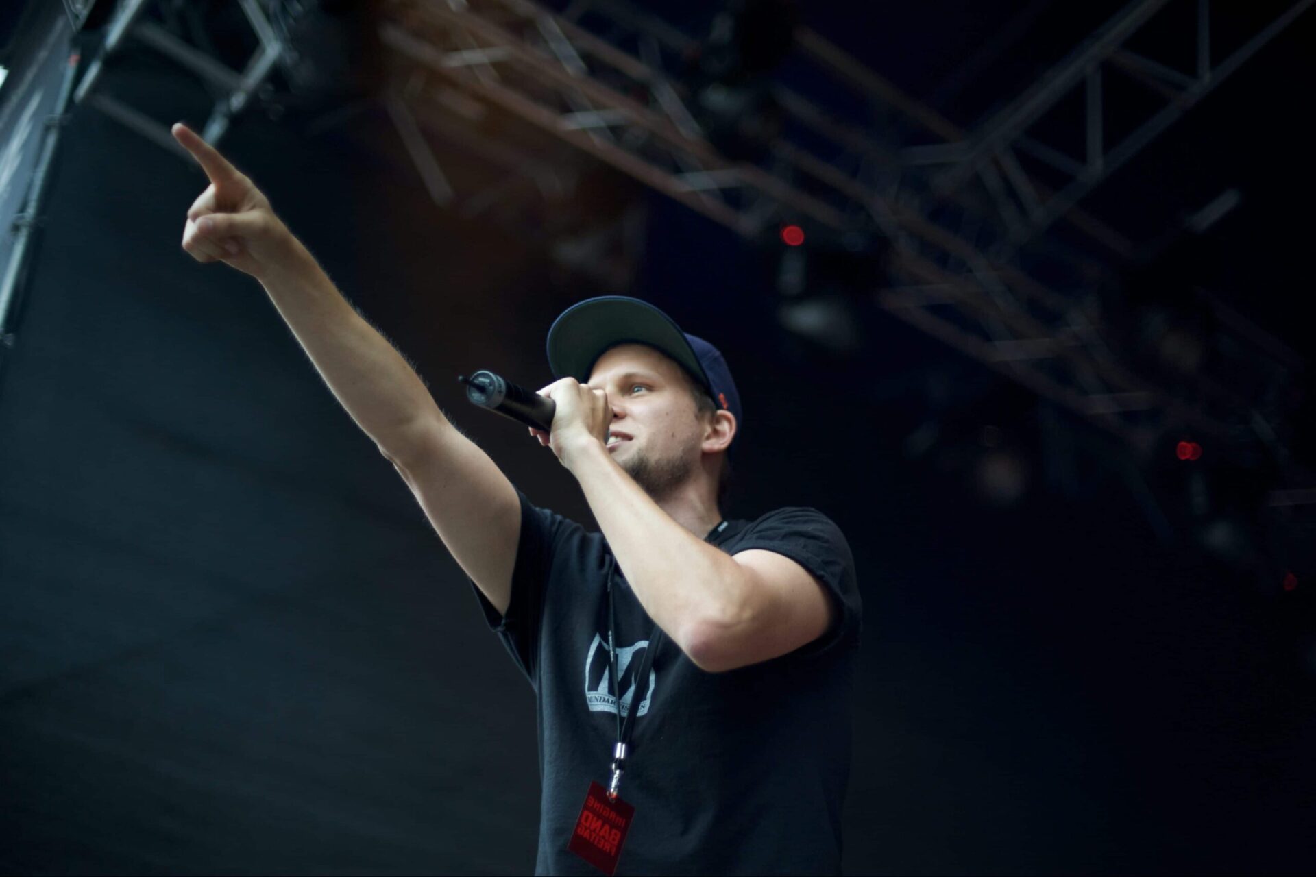 Grossaufnahme des Rappers und Beatboxers Knackeboul am imagine festival 2010.