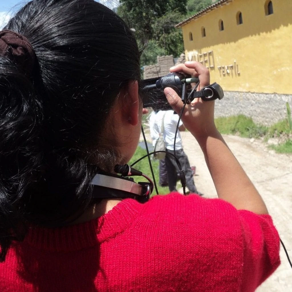 Mit der Kamera ausgerüstet suchen die Jugendlichen von Chaski in ihren Gemeinden Motive und Geschichten
