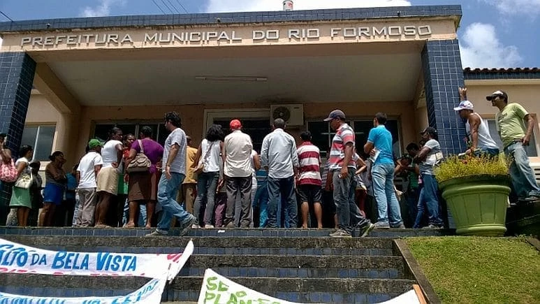 A large crowd of people in front of the administration building of Rio Formoso.