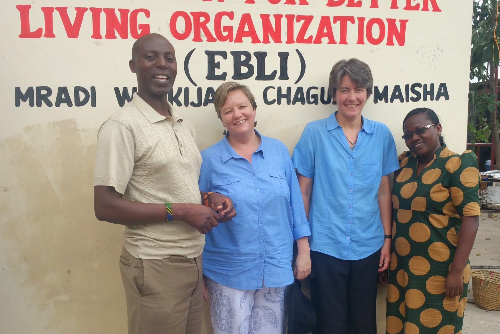 Zwei Frauen mittleren Alters vor einer weissen Wand.