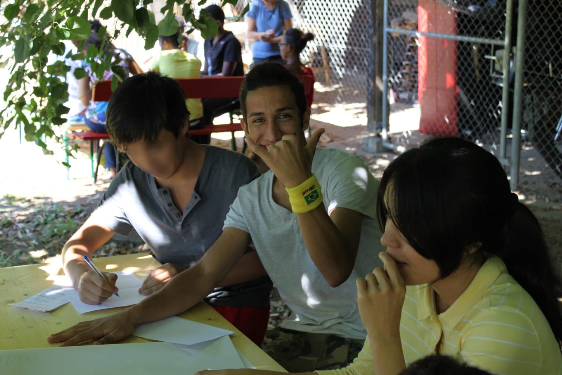 Jugendliche aus Afghanistan sprechen in einer Gruppenarbeit über ihr Bild von Heimat.