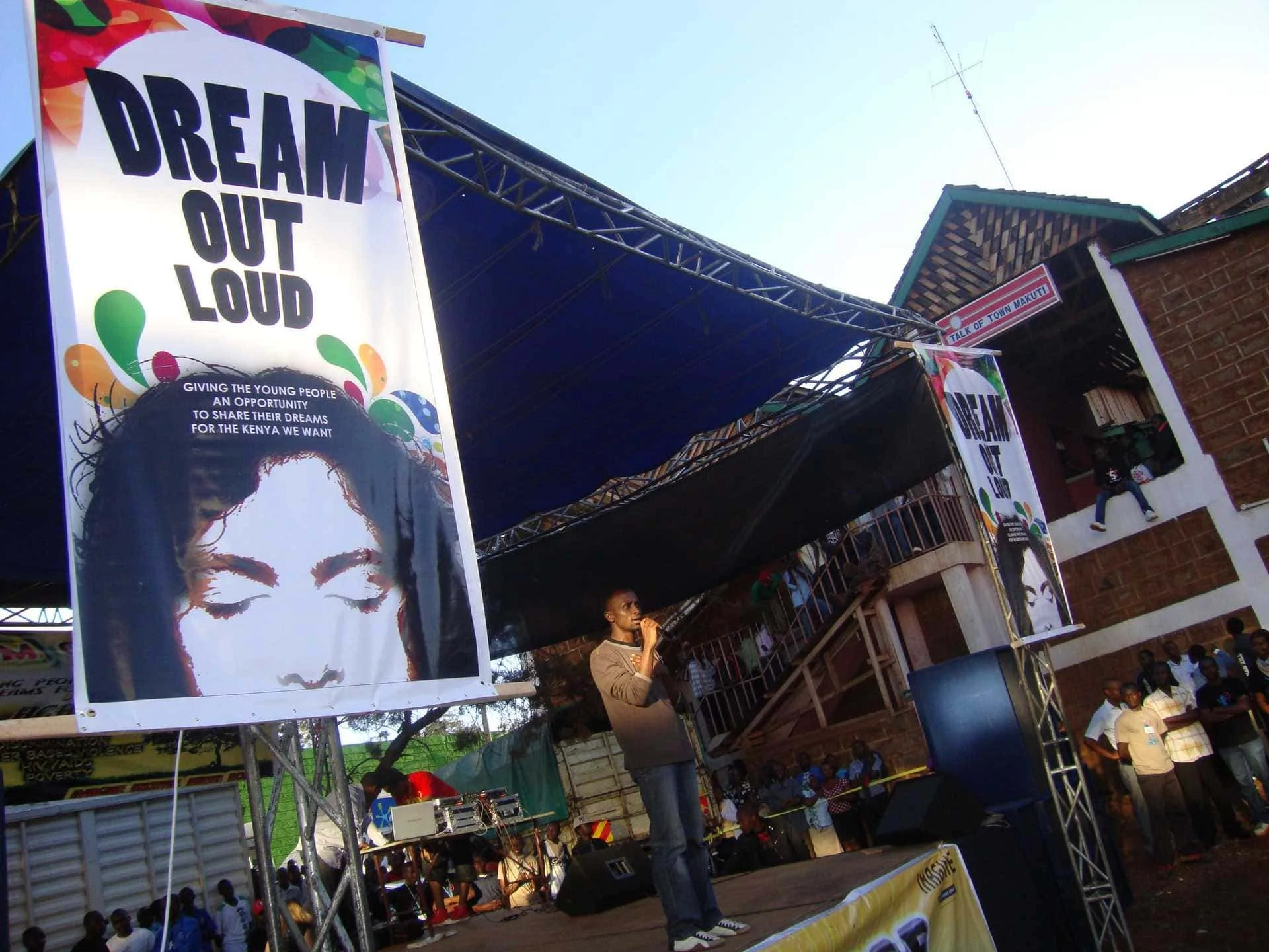 Die Bühne von imagine Kenia aus dem Jahr 2011. Auf dem Plakat ist das damalige Motto zu sehen: Dream out loud.