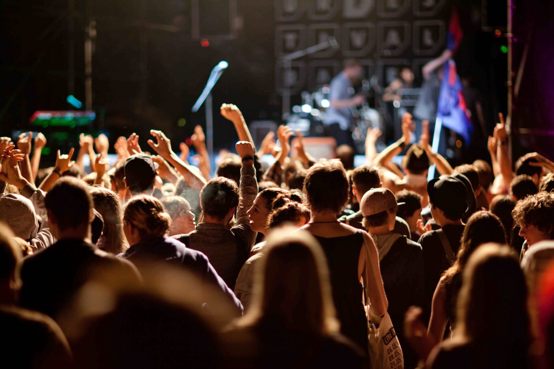 Besucher der Jugendkulturfestivals an einem abendlichen Konzert.