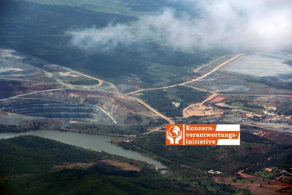 Eine Goldmine im Tagebau in Tansania und das Logo der Konzernverantwortungsinitiative