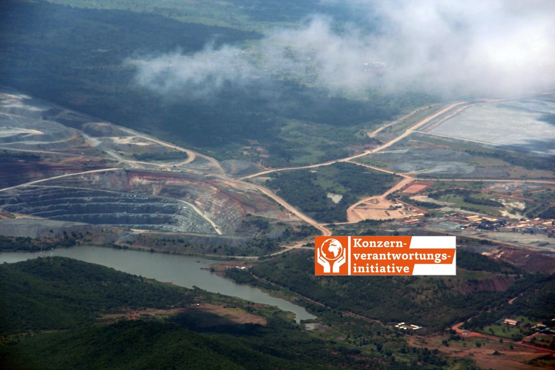 Eine Goldmine im Tagebau in Tansania und das Logo der Konzernverantwortungsinitiative