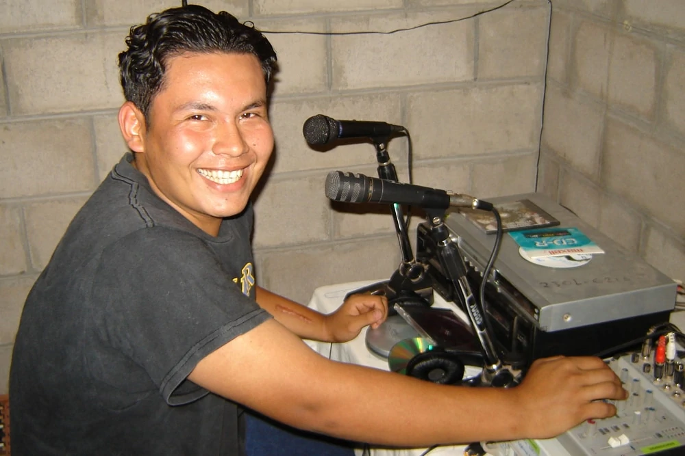 Ein junger Mann macht lokales Radio in Chalate.