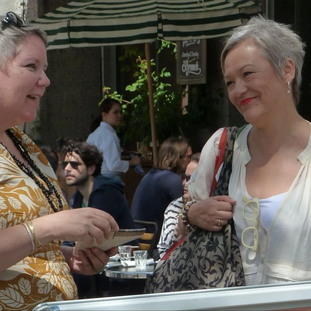 Sascha Tankerville in conversation with a lady at the melon campaign on 21 May 2016.