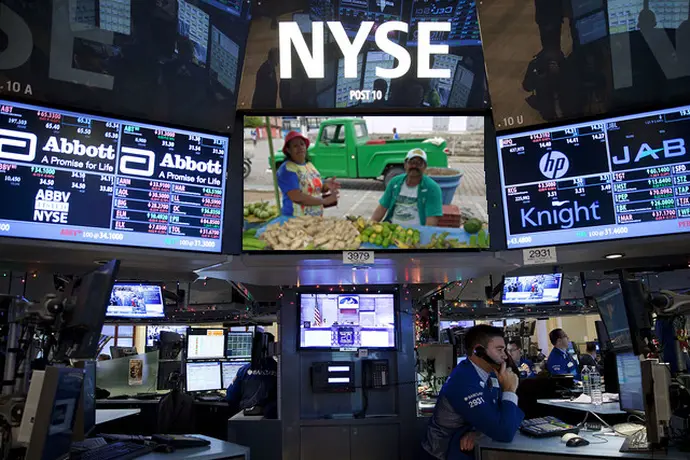 Bild von der New York Stock Exchange - auf einem der vielen Bildschirme ist ein Verkaufsstand von Bauern aus Brasilien zu sehen.