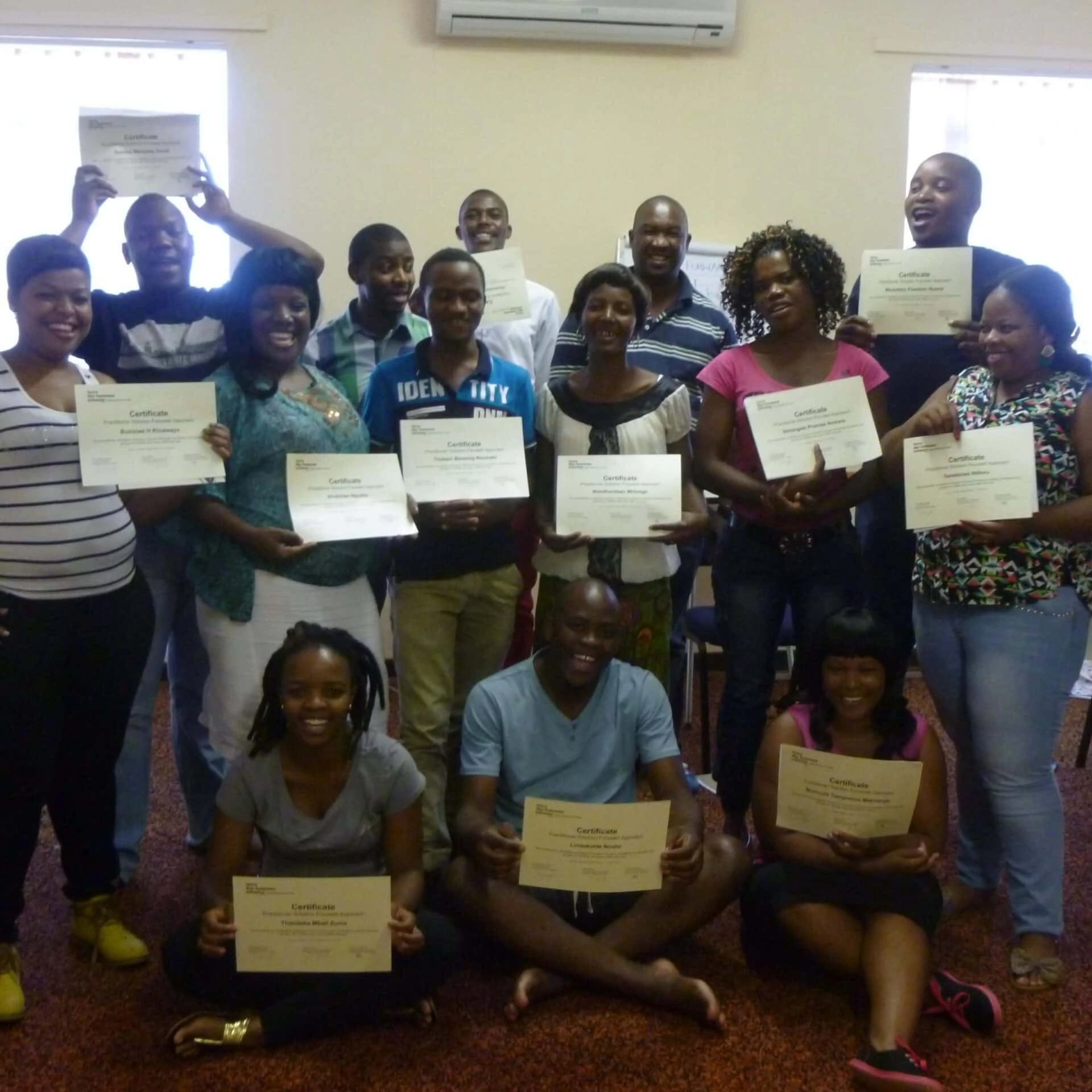 15 junge Südafrikanerinnen und Südafrikaner erhielten ihr Zertifkikat für den abgeschlossenen Kurs im Lösungsorientierten Ansatz.
