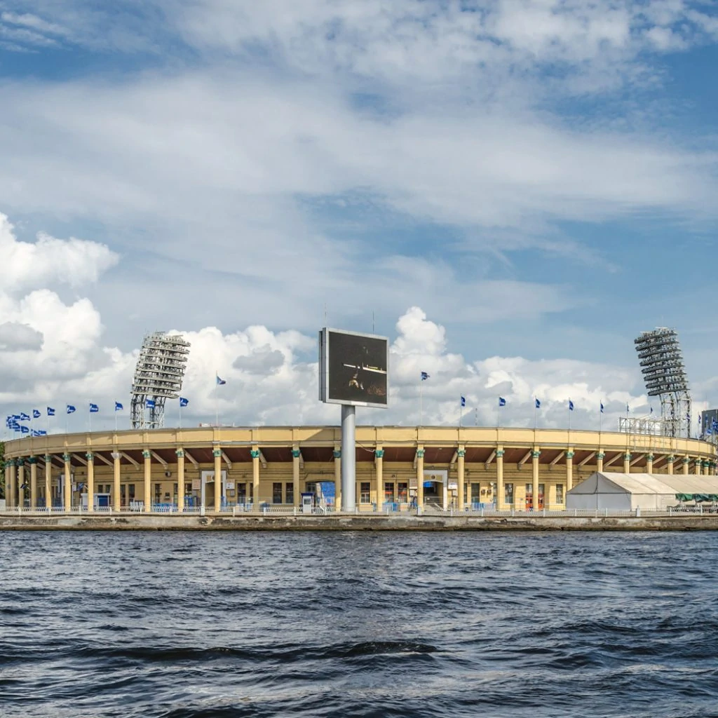 Weit entfernte Aufnahme des Fussballstadions in St. Petersburg