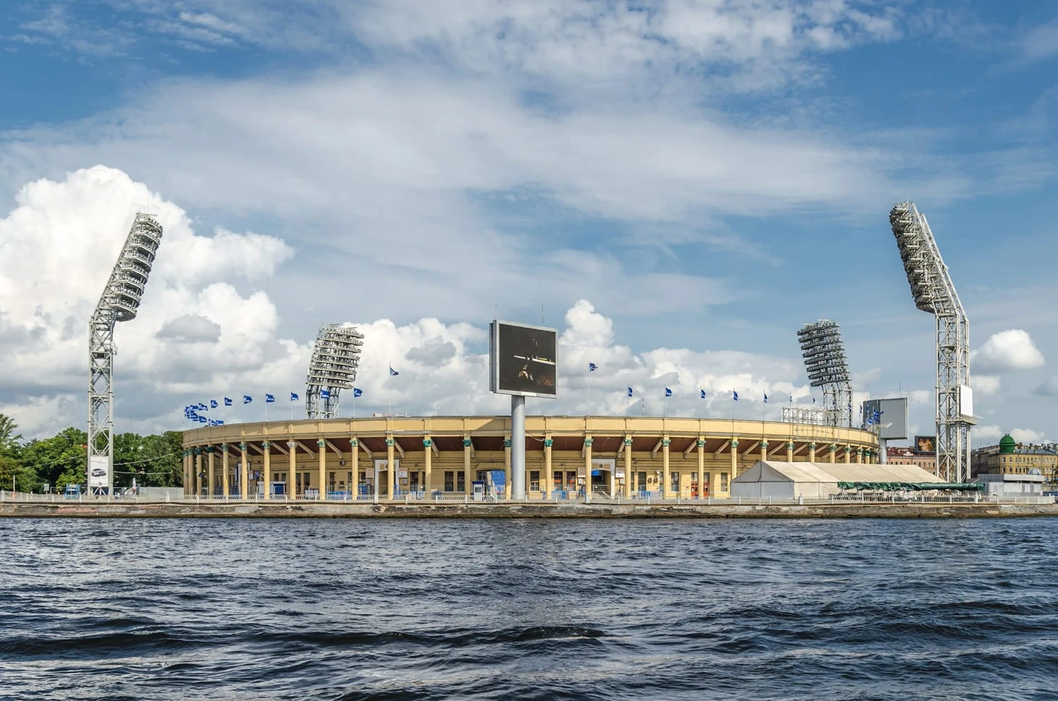 Weit entfernte Aufnahme des Fussballstadions in St. Petersburg