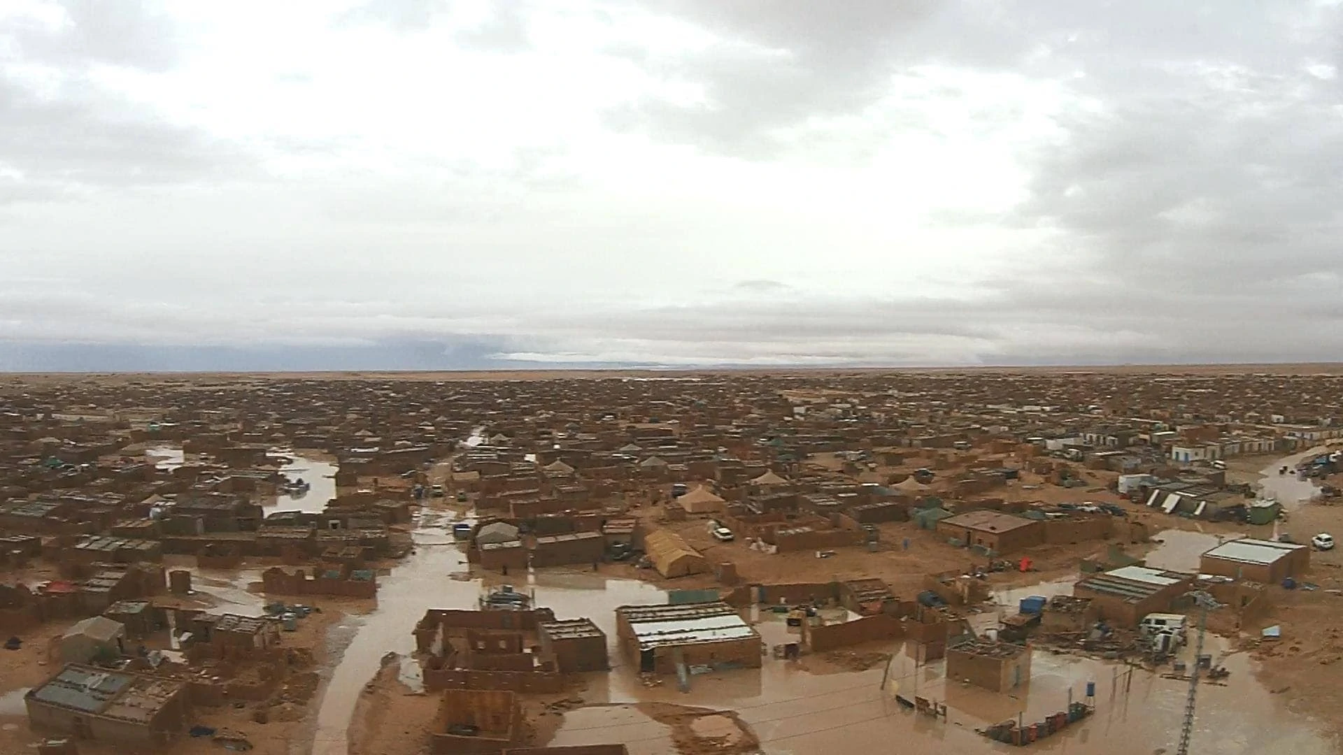Sintflutartige Regenfälle haben die Sahraouischen Flüchtlingslager im Süden Algeriens unter Wasser gesetzt und Häuser und Zelte zerstört.