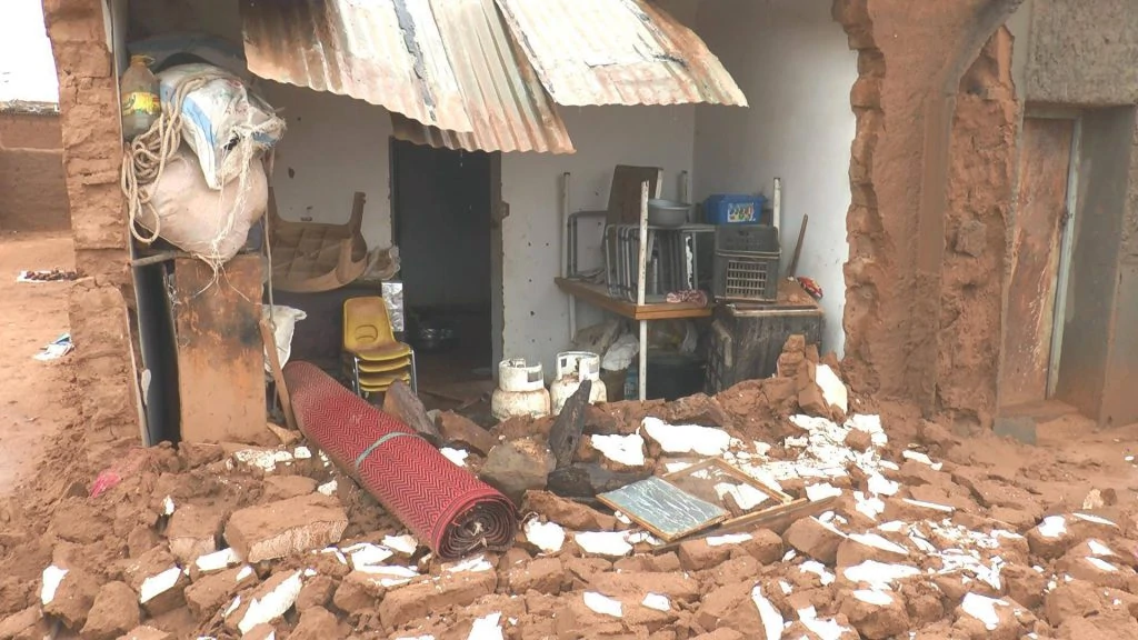 Sintflutartige Regenfälle haben die Sahraouischen Flüchtlingslager im Süden Algeriens unter Wasser gestetz. Viele Häuser wurden völlig zerstört oder sind nun einsturzgefährdet.
