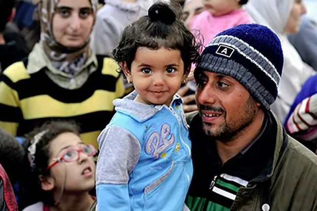 Ein syrischer Mann mit seiner Tochter