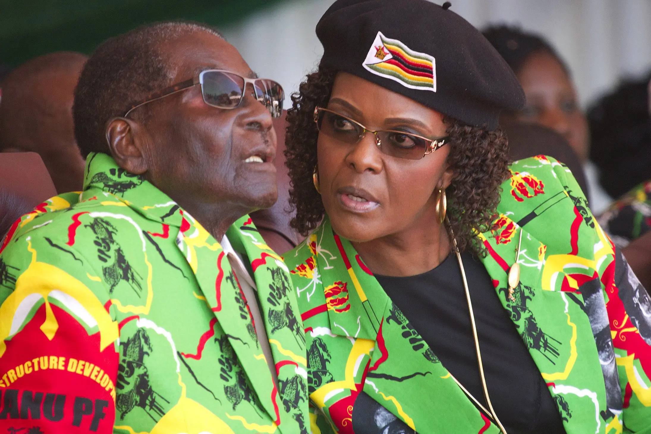Robert Mugabe und seine 21 Jahre jüngere Frau Grace, die die Macht in Zimbabwe übernehmen sollte.