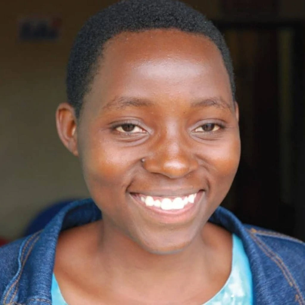 Portrait von Ashula, Fischverkäuferin aus Tansania, 16 Jahre