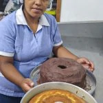 Gudelia mit zwei grossen runden Kuchen