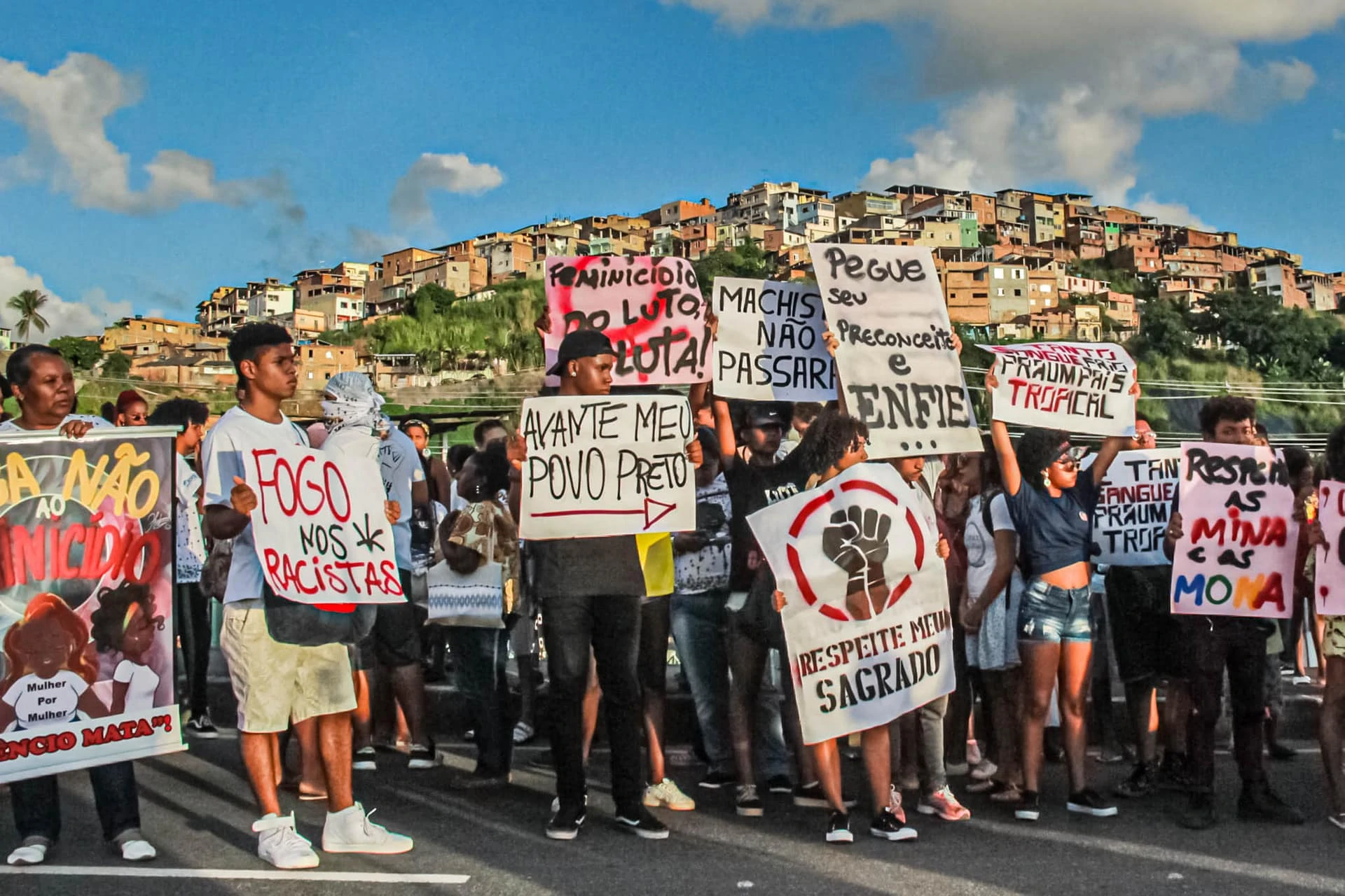 Young people holding up anti-gun shields, Portuguese slogans
