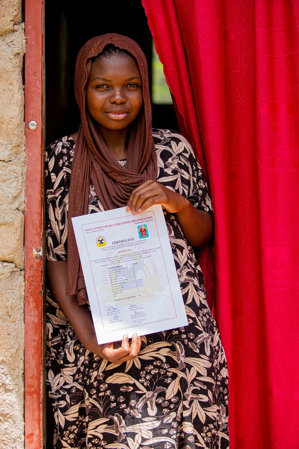 Khadija hat das Ausbildungsprogramm in unserem Projekt erfolgreich absolviert. Ihre Geschäftsidee – der Secondhand-Kleiderhandel.