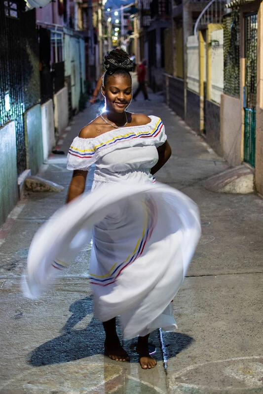Hillary Hidalgo Nuñez tanzt auf der Strasse.