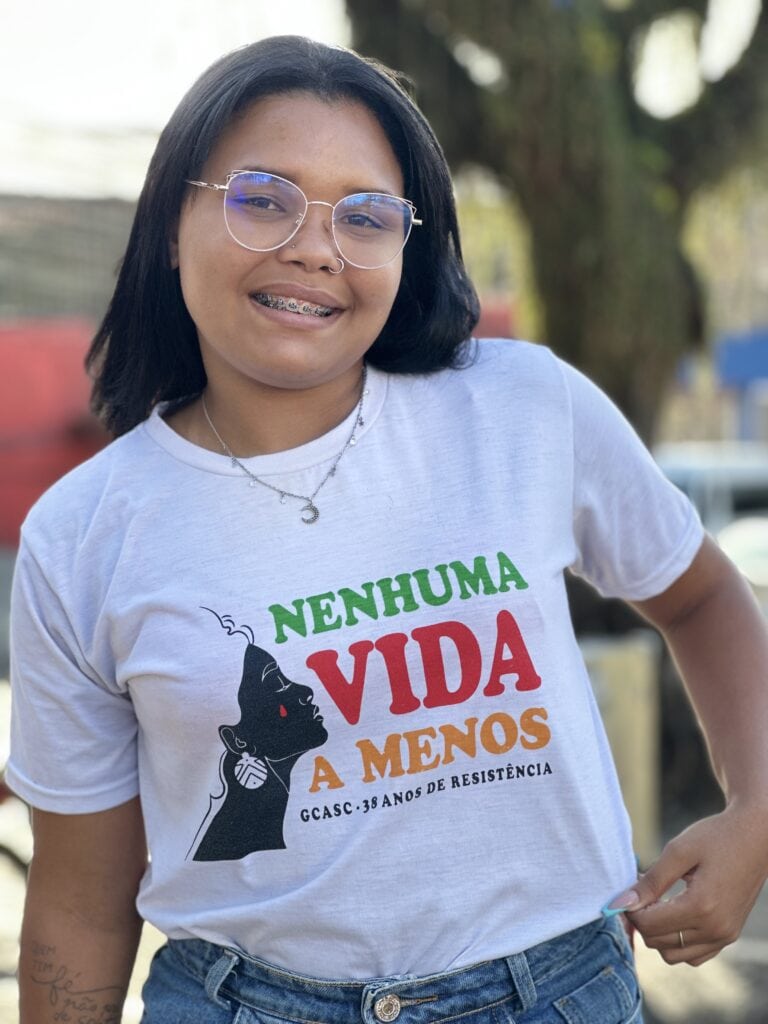 A-woman-who-wears-a-T-shirt-with-the-inscription-"nenhuma-vida-a-menos"-and-is-committed-to-the-value-of-everyone's-life.