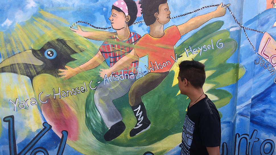 Unsere Partnerorganisation setzt kunsttherapeutische Ansätze ein, um die Jugendlichen mit psychosozialer Unterstützung zu fördern. terre des hommes schweiz