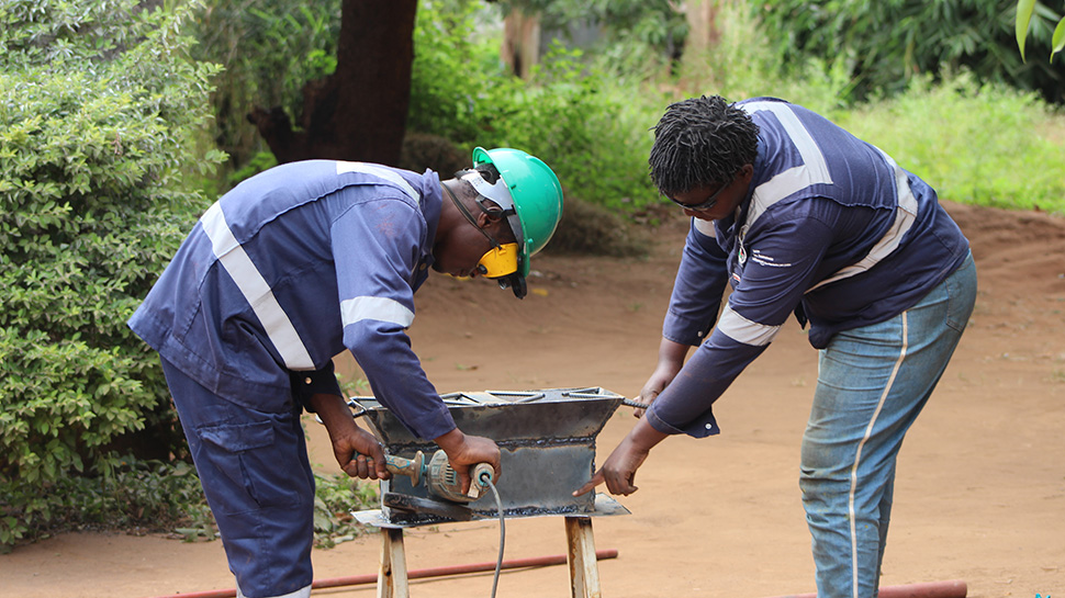 Junge Metallbauer Mosambik - terre des hommes schweiz