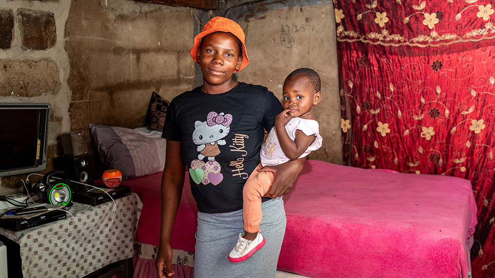 Junge Frau aus Simbabwe mit ihrem Kind - Projekt terre des hommes schweiz