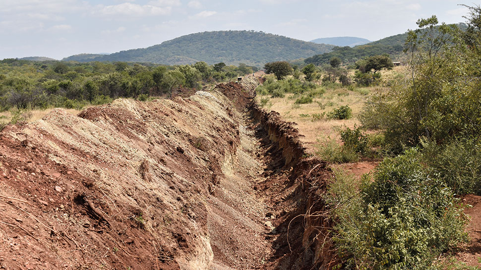 Tiefe Gräben zerschneiden 
Felder und Wege in Simbabwe. Staub raubt die Luft zum Atmen. 
Fotos Keesa