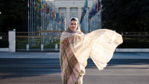 Asria Mohamed Taleb, sahrauische Künstlerin und Menschenrechtsverteidigerin, vor den Vereinten Nationen in Genf - Culturescapes Festival Basel 2025 Westsahara - terre des hommes schweiz