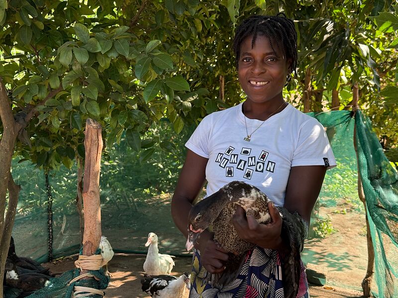 Junge Bäuerin mit Ende im Arm - terre des hommes schweiz