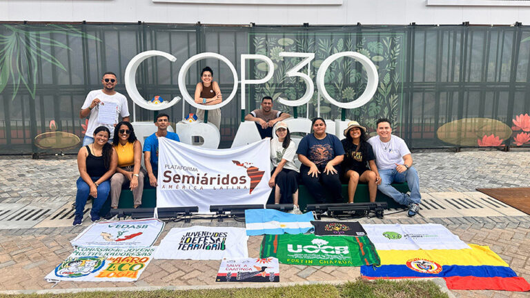 10 junge Menschen vor dem Logo der COP30 Brasilien