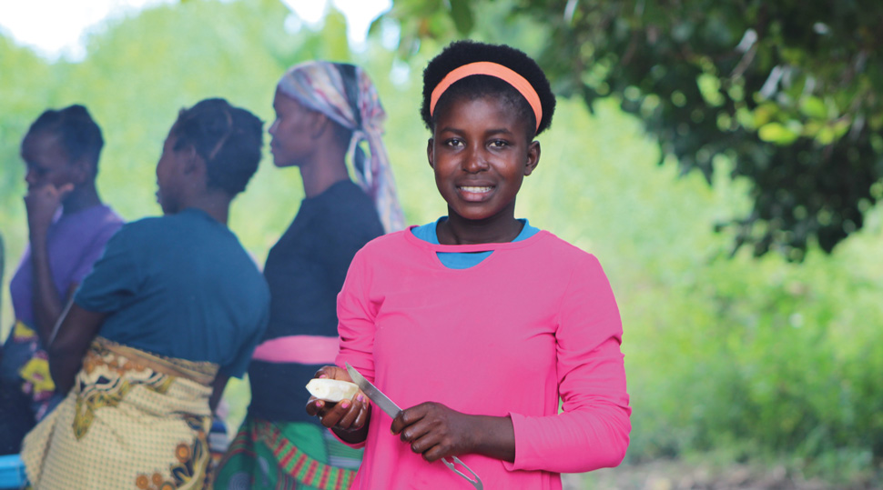 Projektteilnehmerin schult andere Frauen - NANA - Projekt Mosambik terre des hommes schweiz