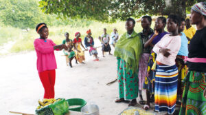 Projektteilnehmerin schult andere Frauen - NANA - Projekt Mosambik terre des hommes schweiz