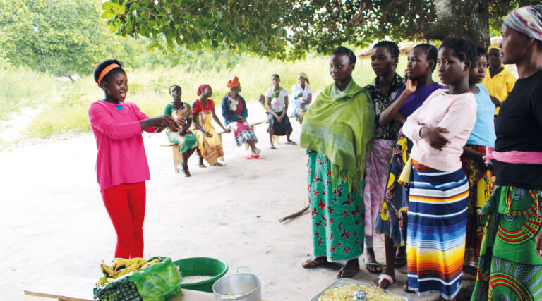 Projektteilnehmerin schult andere Frauen - NANA - Projekt Mosambik terre des hommes schweiz
