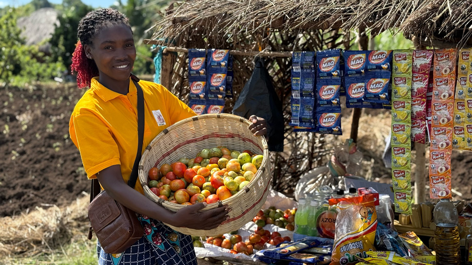 Junge Verkäuferin Mosambik terre des hommes schweiz