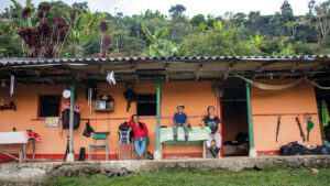 Luz Dey Aguirre, Familie vor dem Haus, Kolumbien, terre des hommes schweiz