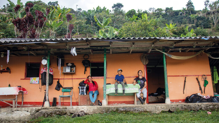 Luz Dey Aguirre, Familie vor dem Haus, Kolumbien, terre des hommes schweiz