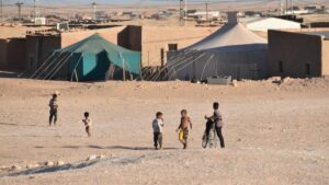 Kinder spielen draussen im Sand im Flüchtlingslager Smara in der Westsahara - terre des hommes schweiz