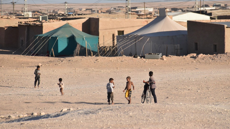 Kinder spielen draussen im Sand im Flüchtlingslager Smara in der Westsahara - terre des hommes schweiz