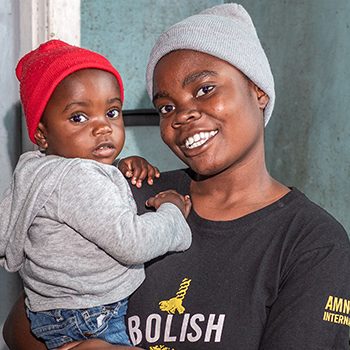Portrait junge Mutter mit Baby - Simbabwe - terre des hommes schweiz