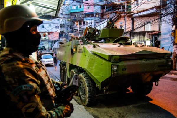3MB_Military-deployment-with-Mowag-armored-vehicle-in-city-district-Rocinha-in-Rio_Photo-Bruno-Itan-PD-tdh-switzerland-min