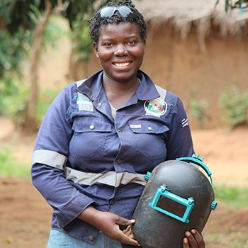 Junge Metallbauerin Mosambik, - terre des homme schweiz