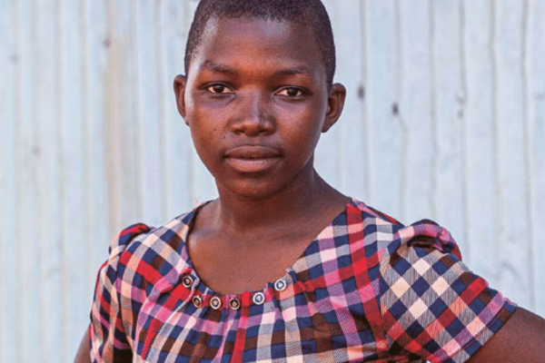 Young-woman-from-Tanzania_Foto-tdhschweiz-by-Samuel-Rink