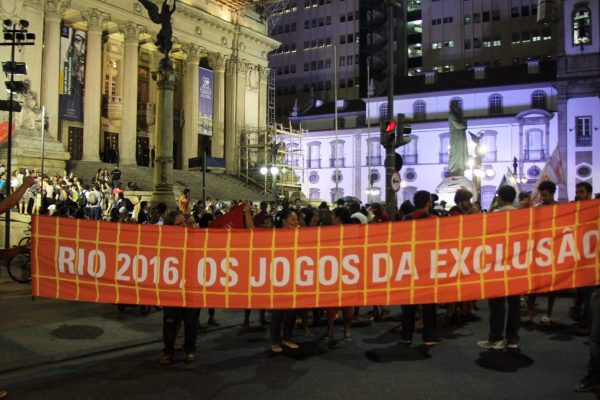 Demonstrators in front of the Parlemts building in Rio with a poster with the inscription: Rio 2016 - Os Jogos da Exclusao.